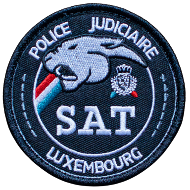 Abzeichen der luxemburgischen Polizei mit einem Hasenkopf und den Buchstaben "SAT".