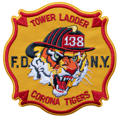 Rundes, gelbes Abzeichen mit einem tigerähnlichen Maskottchen und Feuerwehrhelm.