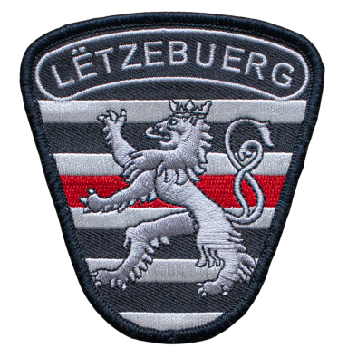 Wappen mit einem Löwen und dem Schriftzug "Lëtzebuerg" in Schwarz, Weiß und Rot.