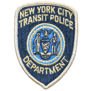 Abzeichen der New York City Transit Police Department mit zwei Figuren und Stadtwappen.
