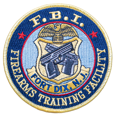 FBI-Abzeichen der Firearms Training Facility in Fort Dix, New Jersey mit zwei Pistolen.