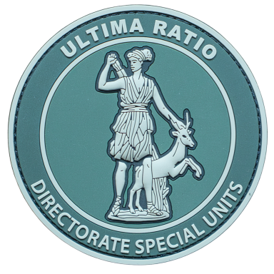 Abzeichen mit einer Figur, die eine Waffe hält, neben einem Reh, mit dem Text "ULTIMA RATIO".