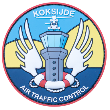 Rundes Abzeichen mit Flugverkehrskontrollturm und Flügeln, beschriftet "Koksijde".