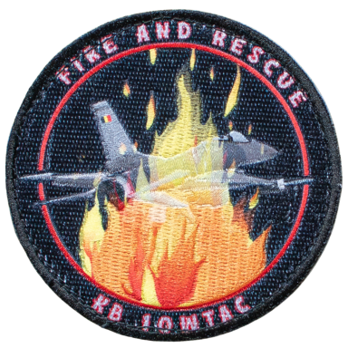 Abzeichen für Feuerwehr und Rettung mit Flugzeug vor Flammen.