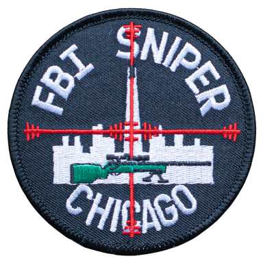 Abzeichen mit der Aufschrift „FBI Sniper Chicago“ und einem Fadenkreuz.