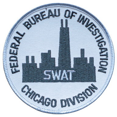 Abzeichen des FBI SWAT, Chicago Division, mit Gebäuden im Hintergrund.