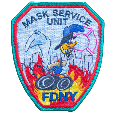 FDNY - Mask Service Unit Abzeichen der FDNY Mask Service Unit mit einem Cartoon-Charakter auf feuerrot-gelbem Hintergrund.