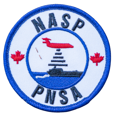 Rundes Abzeichen mit einem U-Boot, einer roten Flugzeug-Silhouette und kanadischen Ahornblättern.