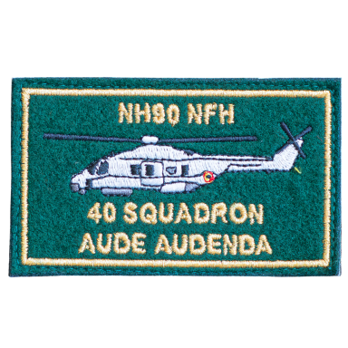 Abzeichen des 40. Geschwaders mit NH90 NFH Helikopter und dem Motto "Aude Audenda".