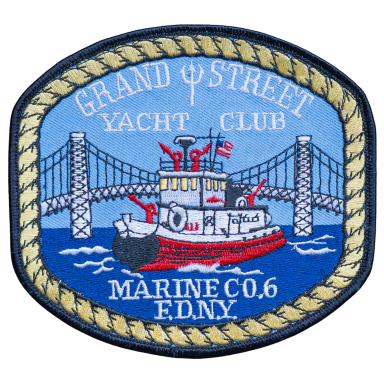FDNY - Marine Company 06 Logo des Grand Street Yacht Club mit einem Boot und einer Brücke im Hintergrund.