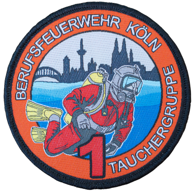 Wappen der Berufsfeuerwehr Köln mit Tauchergruppe und Stadtsilhouette im Hintergrund.