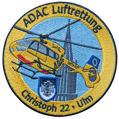 Aufnäher des ADAC mit einem gelben Hubschrauber und dem Schriftzug "Christoph 22, Ulm".