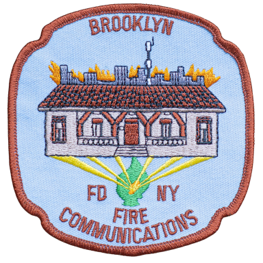 FDNY - Communications (Brooklyn) Wappen der Feuerwehrkommunikation Brooklyn mit Haus und Flammen.