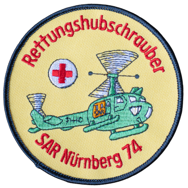 Rettungshubschrauber mit blauem Hintergrund und rotem Kreuz, Beschriftung: SAR Nürnberg 74.
