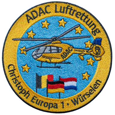 Abzeichen der ADAC Luftrettung mit Hubschrauber und Flaggen von Deutschland, Belgien, Niederlande.