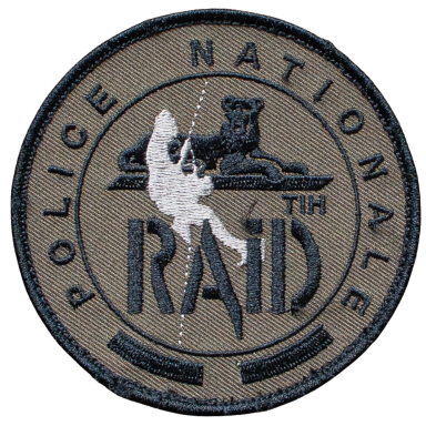 Abzeichen der französischen Nationalpolizei mit der Aufschrift "RAID" und einem löwenartigen Motiv.