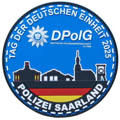Logo der Polizei Saarland zum Tag der Deutschen Einheit 2025 mit stilisierten Gebäuden.