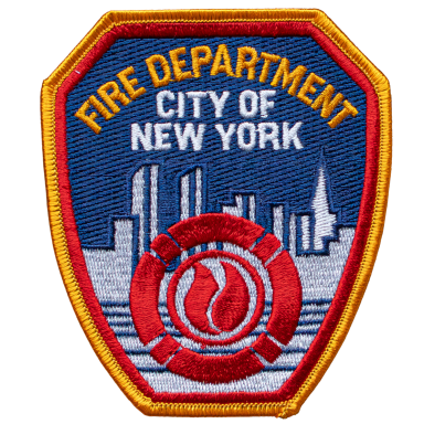 Abzeichen der Feuerwehr von New York City mit roten Flammen und skyline im Hintergrund.