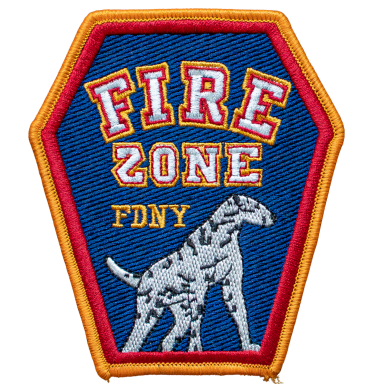 Abzeichen der FDNY mit dem Schriftzug „FIRE ZONE“ und einem Dalmatiner.