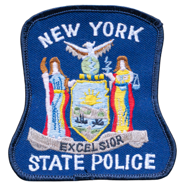 Abzeichen der New York State Police mit Wappen und dem Motto "Excelsior".