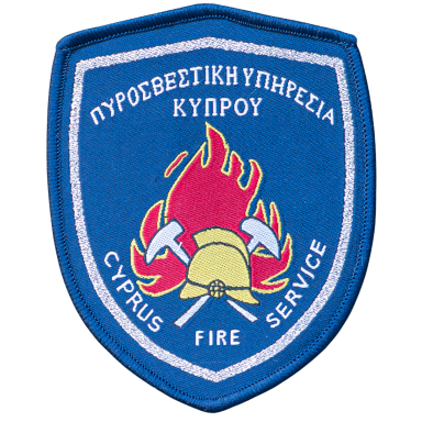 Wappen der Feuerwehr Zypern mit Feuer und zwei Äxten auf blauem Hintergrund.