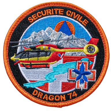 Abzeichen der zivilen Sicherheit mit einem Hubschrauber, Bergen und einem Fluss im Hintergrund.