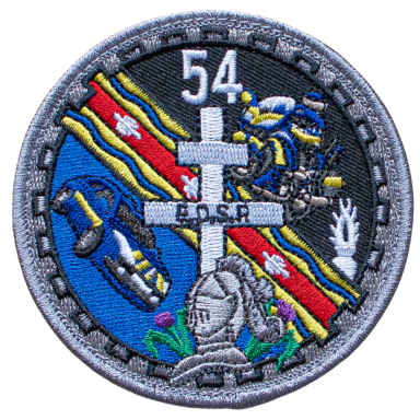 Abzeichen mit Kreuz, Ritterhelm und Symbolen für Tauchen und Wasserrettung.