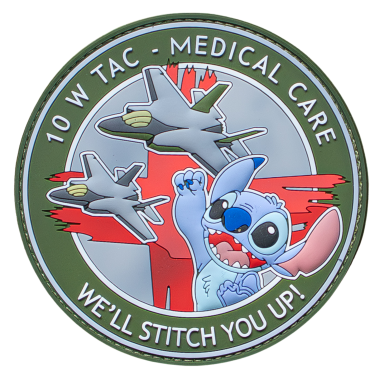 Ein rundes Abzeichen mit Stitch, Flugzeugen und dem Text "Medical Care".