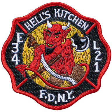Feuerwehrabzeichen von Hell's Kitchen mit einem teuflischen Charakter und Feuer im Hintergrund.