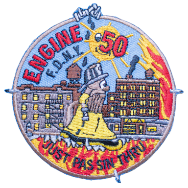 FDNY - Just Passin' Thru Aufnäher mit einem Feuerwehrmann, Sonnenstrahlen und einer brennenden Stadt im Hintergrund.