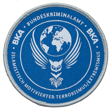 Rundes Abzeichen des BKA mit Eule, Globus und dem Schriftzug "Bundeskriminalamt".