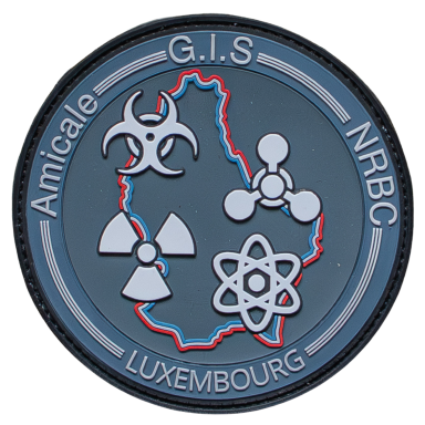 Abzeichen mit Symbolen für Gefahrstoffe und wissenschaftliche Elemente auf einer Karte von Luxemburg.