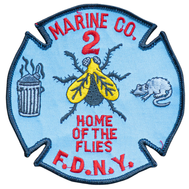 FDNY - Marine Company 02 Abzeichen mit einer Fliege, Mülleimer und Maus, beschriftet "Marine Co. 2, Home of the Flies".