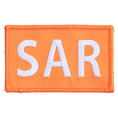 Orange Patch mit weißen Buchstaben „SAR“.